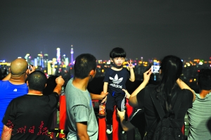 昨晚，不少市民夜爬白云山登高，纷纷以城市靓丽夜景为背景拍照。 广州日报记者杨耀烨 摄