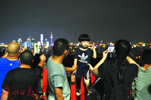 昨晚,不少市民夜爬白云山登高,纷纷以城市靓丽夜景为背景拍照。 广州日报记者杨耀烨 摄