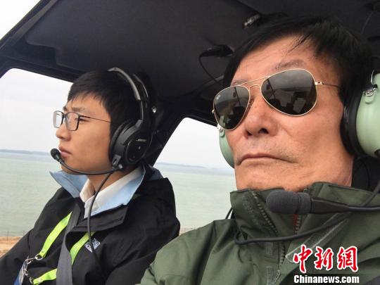 63岁报名学飞行，珠海老人黄飞成为中国年龄最大的报名考私人飞行驾照的学员 邓媛雯 摄