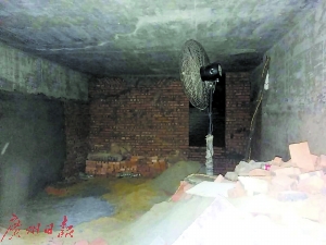 正在施工的十余平方米地下空间，有电扇、灯管以及施工材料。