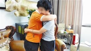 郑磊与父亲相见认出了父亲，父子俩难得相拥在一起。 深圳晚报见习记者 秦瑶 摄
