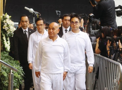 周大福创办人郑裕彤出殡 董建华梁振英李嘉诚扶灵