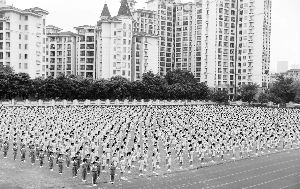 3700多名学生一起跳操成功挑战吉尼斯世界纪录。信息时报记者 陆明杰 摄