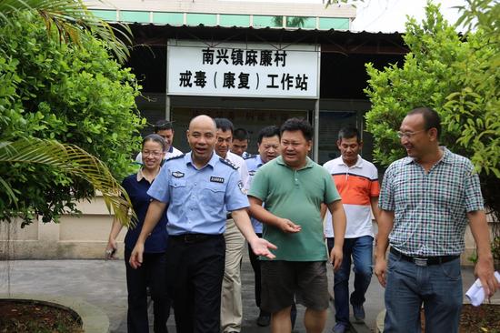 雷州副市长、公安局长林华甫（前左一）到南兴镇督导禁毒工作。