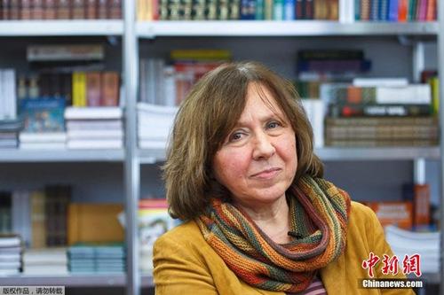 　　资料图：1948年出生的阿列克谢耶维奇，毕业于明斯克大学新闻学系。她用与当事人访谈的方式写作纪实文学，记录了二次世界大战等人类历史上重大的事件。
