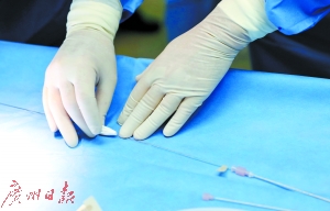 治疗中使用的导管和穿刺针细如发丝。