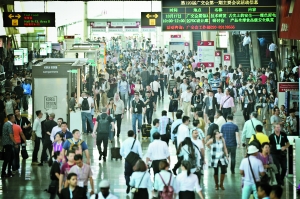 广交会首日，展馆内人头攒动，采购商络绎不绝。本版图片 信息时报记者 康健 摄