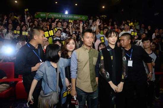 《惊天破》映前观影 谢霆锋与粉丝亲密互动_新浪广东_新浪网