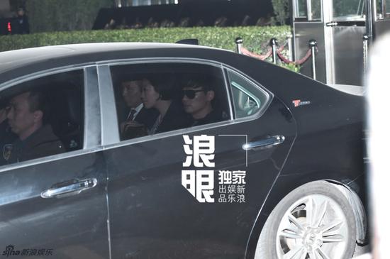 18日下午，王宝强与马蓉离婚案在北京朝阳法院举办庭前会议。18时许，王宝强乘车从法院离开。