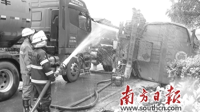 博罗消防部门接报到场后，对侧翻的油罐进行紧急处置。余耿柯 摄