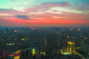昨日傍晚，天空被云彩染红。广州日报记者苏俊杰 摄