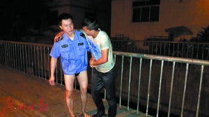 男子获救后握住辅警凌志彪的手表示感谢。 广州日报记者肖桂来 摄