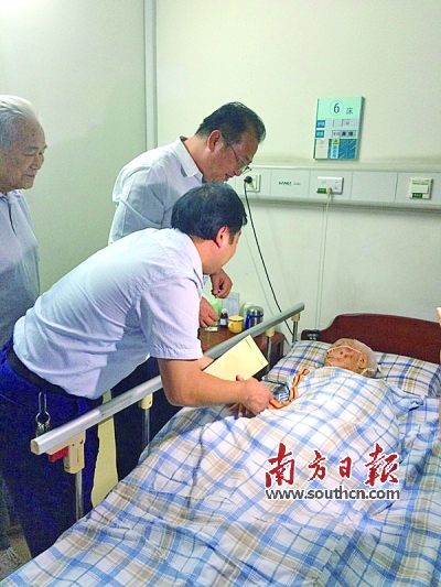 相关领导为郑平送上红军长征胜利80周年纪念章。廖钰娴 摄
