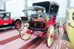 生产于1907年的“国际收割机”，还是实心橡胶轮胎。（圆图为该车的煤油车灯）
