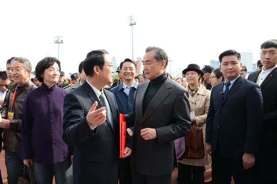 王毅部长及钱韦女士参观潮星义卖台