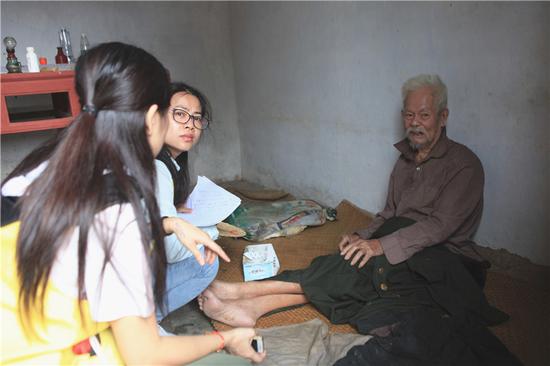 行两学一做 宝钢企业党支部党员慰问五保户_湛