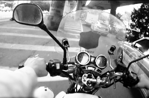执法记录仪显示，沈警官驾驶警用摩托车为孕妇乘坐的出租车开路，路上司机都自觉地靠边让出一条通道。通讯员供图