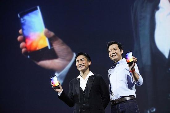 小米Note 2的代言人梁朝伟与小米CEO雷军。