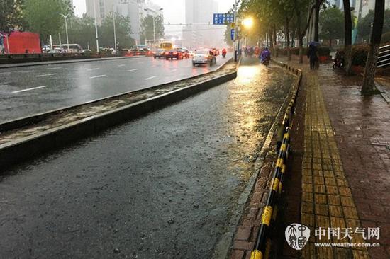  10月26日早晨，安徽合肥市遭遇强降雨，道路积水给行人造成很多不便。（摄影/徐雅莲） 