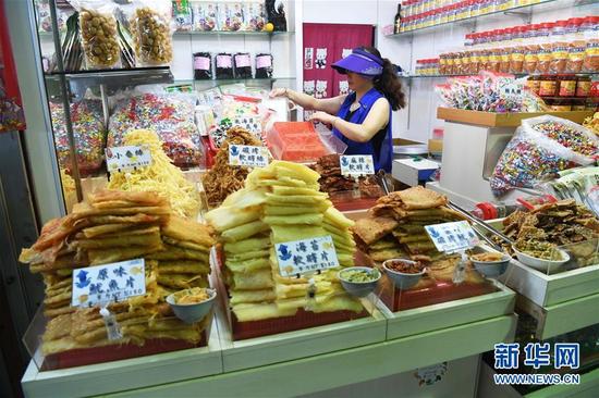 　台湾野柳地质公园游览购物区一位摊贩在整理海产品（10月18日摄）。新华社记者朱祥摄