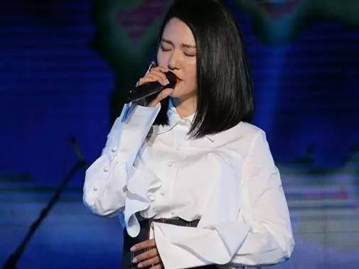 谭维维的高音,Hold得住铿锵摇滚,唱得了泪奔情歌,带你穿越大气层,扶摇直上云霄间;