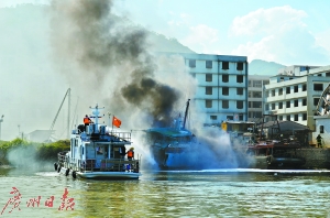 渔船失火现场浓烟滚滚。