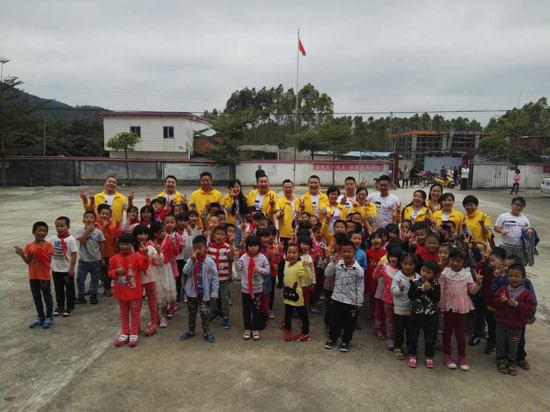 平陵实验学校爱心助学现场