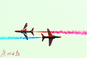 英国皇家红箭飞行队表演。