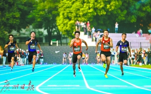苏炳添表示，这是他最后一次以暨大学生的身份参加田径比赛。 广州日报记者庄小龙 摄