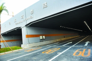 “二号航站楼隧道”是白云机场主干道。信息时报记者 萧嘉宁 摄