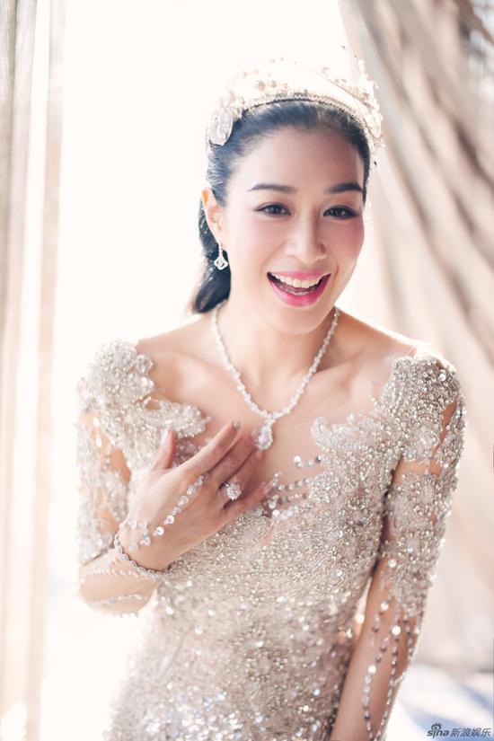 新浪娱乐讯 11月8日，钟丽缇和张伦硕在北京举行婚礼。新娘子钟丽缇一袭鱼尾婚纱奢华美艳，右手上的巨钻十分抢眼。(摄影/柴视觉)