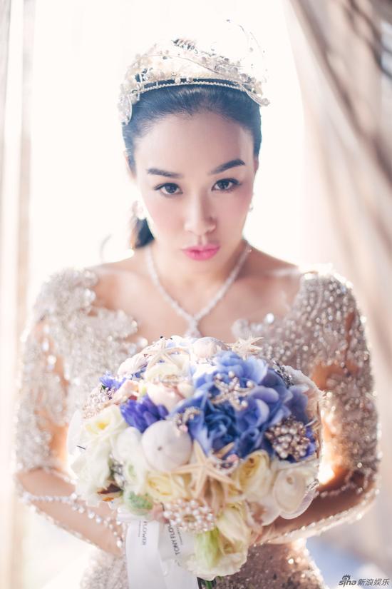 新浪娱乐讯 11月8日，钟丽缇和张伦硕在北京举行婚礼。新娘子钟丽缇一袭鱼尾婚纱奢华美艳，右手上的巨钻十分抢眼。(摄影/柴视觉)