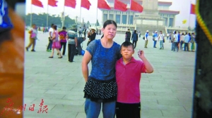 杨女士与儿子望仔今年去北京时的合影
