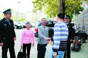 ▲小明的父母在广州民警的护送下抵达广西灵山，与当地打拐办工作人员见面。
