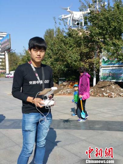 　图为张智杰在旅途中用无人机拍摄风景。受访者供图　摄
