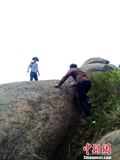 为了到达另外一个目的地，张智杰徒手爬山。受访者供图 摄