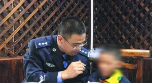 民警跟小明一起吃饭。 通讯员供图