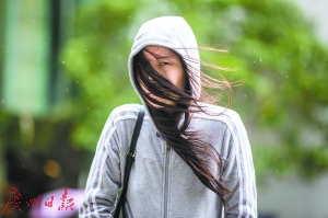 昨日,北风夹杂着冷雨,路上的行人不免风中凌乱。 广州日报记者陈忧子 摄