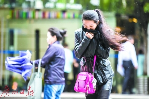 昨日，北风夹杂着冷雨，路上的行人不免风中凌乱。 广州日报记者陈忧子 摄