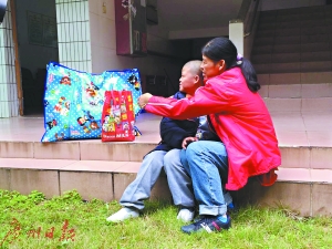 杨女士和儿子开心地抱在一起。