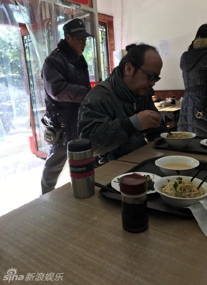 新浪娱乐讯 11月12日，有网友晒出偶遇窦唯的近照，照片中的他发福明显，扎着丸子头，打扮随意，坐在平民餐馆里吃东西。