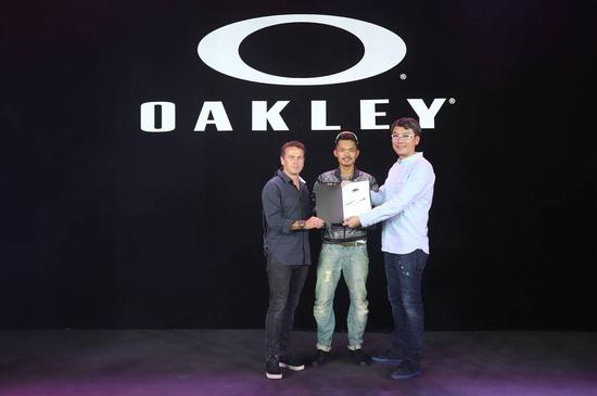 林丹和Oakley的签约仪式