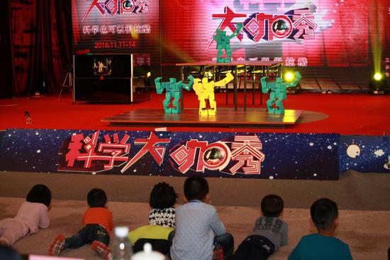 辽宁代表队的《变形机器人》表演秀吸引孩子趴地上围观