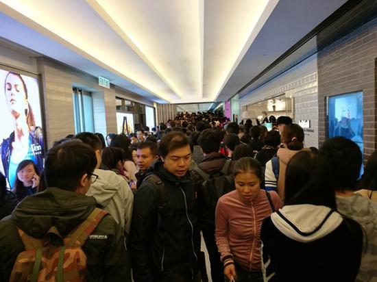 图：香港某商场客流量比平时翻倍，人流量爆棚 大公报记者何花摄