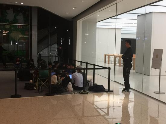 不少果粉在天汇苹果店排队区域排队