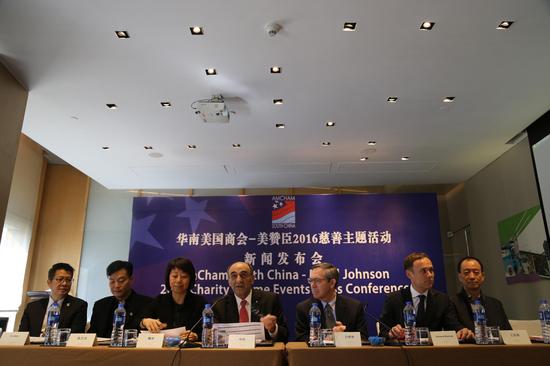 　　出席者：景兴房地产总经理景艺杰先生(左二)，华南美国商会会长哈利博士(左四)，美国驻广州总领事馆总领事白智理先生(右三)，美赞臣营养品(中国)有限公司大中华区财务副总裁Edouard Macnab先生(右二)
