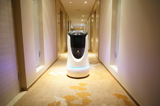 去年1000家酒店倒闭 机器人竟成酒店业自救法