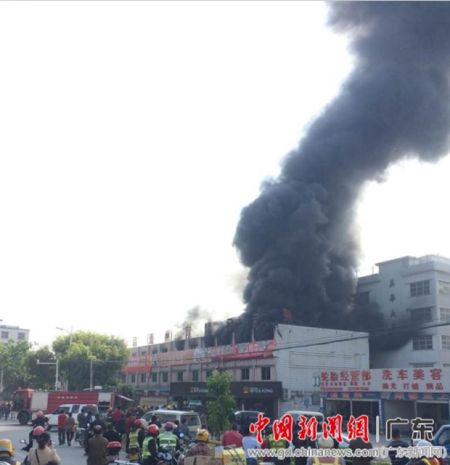 图为惠州市惠阳深港食品有限公司火灾现场浓烟滚滚