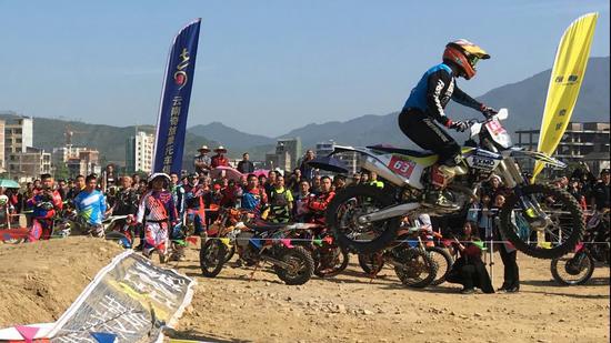 枫叶传情 勇者无疆 韶关新丰举办红叶+摩托车