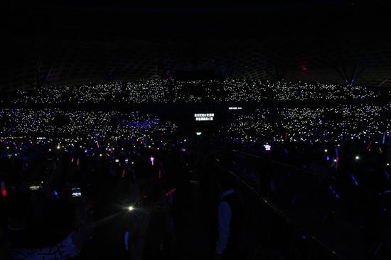 谭咏麟巡演深圳站落幕 重温三小时香港乐坛黄